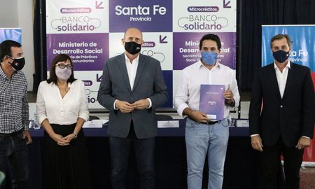 Perotti relanzó en Santa Fe el Banco Solidario para financiar microcréditos de la economía popular. Perotti relanzó en Santa Fe el Banco Solidario para financiar microcréditos de la economía popular.