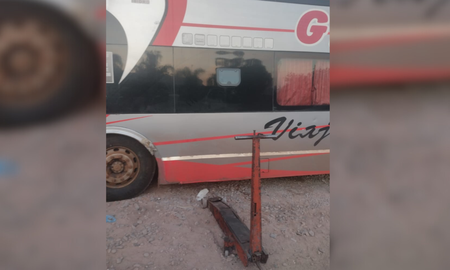 Monte Vera: un mecánico arreglaba un colectivo, se zafó el gato y lo aplastó. Monte Vera: un mecánico arreglaba un colectivo, se zafó el gato y lo aplastó.