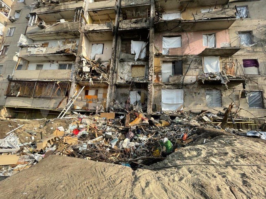 El gobierno ucraniano debió evacuar 300 familias luego del ataque ruso a este complejo de edificios en los suburbios de Kiev.