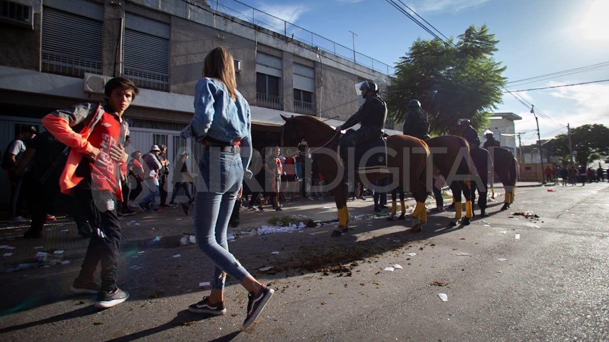 Personal policial custodia las inmediaciones del estadio Brigadier López.