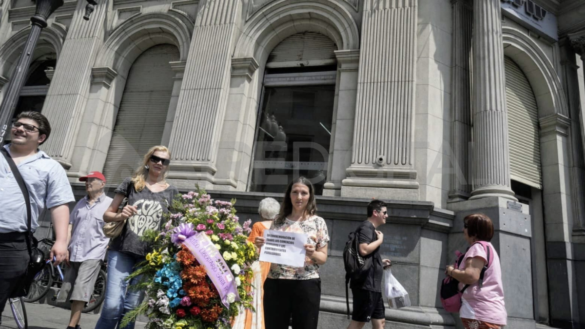 Los militantes libertarios colocaron la corona en la puerta de la sede de Afip en Rosario. Los militantes libertarios colocaron la corona en la puerta de la sede de Afip en Rosario.
