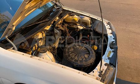 Le destrozaron el auto para robarle la batería en barrio Candioti Le destrozaron el auto para robarle la batería en barrio Candioti