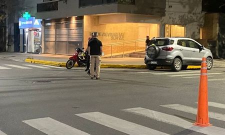 Un accidente de tránsito entre una moto 110 cc y una camioneta Ford EcoSport ocurrió este martes por la tarde en la intersección de Alvear y Castellanos, en Santa Fe. Un accidente de tránsito entre una moto 110 cc y una camioneta Ford EcoSport ocurrió este martes por la tarde en la intersección de Alvear y Castellanos, en Santa Fe.