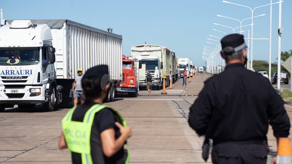 Los camioneros que se agrupan en Transportistas Unidos de Argentina se manifiestan en las rutas de todo el país por tiempo indeterminado.