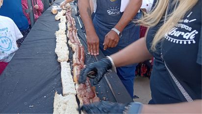 ¡Santo Tomé rompió el récord mundial! Armó el choripán más largo del mundo