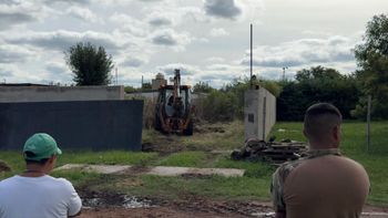 Pistolas, fusiles y municiones: hallaron un arsenal enterrado en un terreno de Roldán