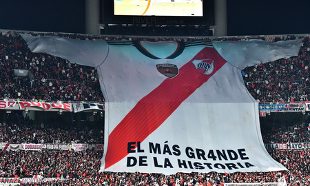 La hincha de River con una enorme bandera tras ganar el campeonato de la Liga Profesional. La hincha de River con una enorme bandera tras ganar el campeonato de la Liga Profesional.