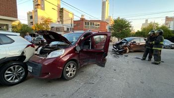 Triple choque en Santa Fe: tres vehículos involucrados en un fuerte accidente frente a un sanatorio