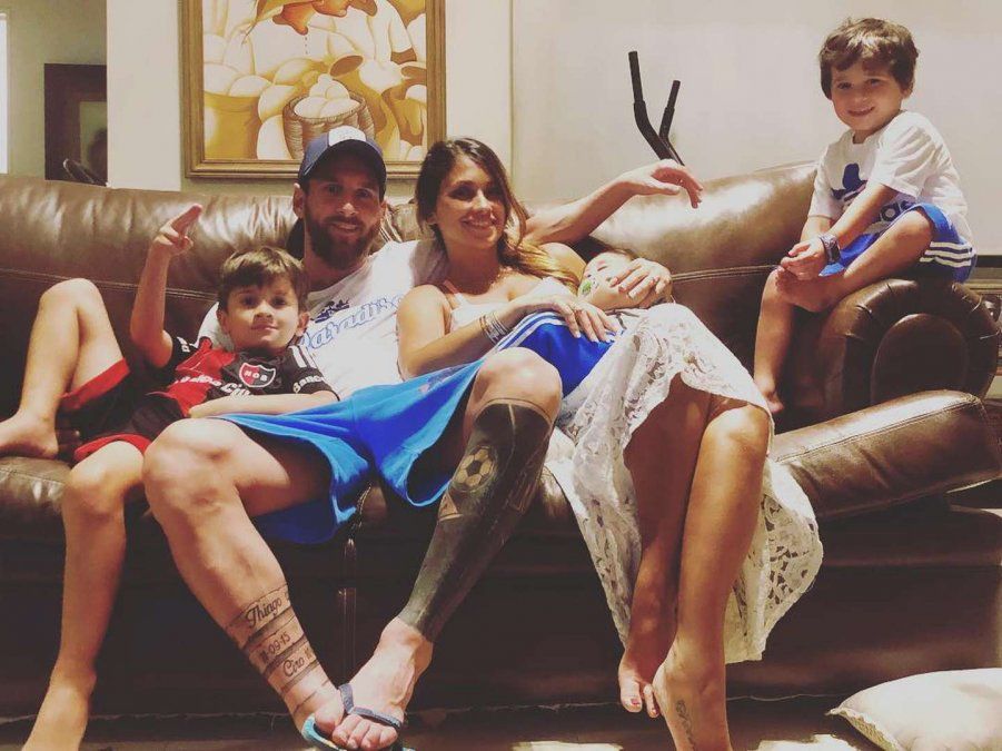 Lionel Messi y Antonela Roccuzzo, junto a sus hijos.