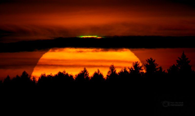 Un rayo verde decoró la puesta del Sol este domingo