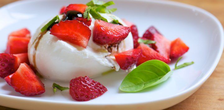 La burrata con tomates y frutilla se encuentra en la carta del restó de Germán Martitegui