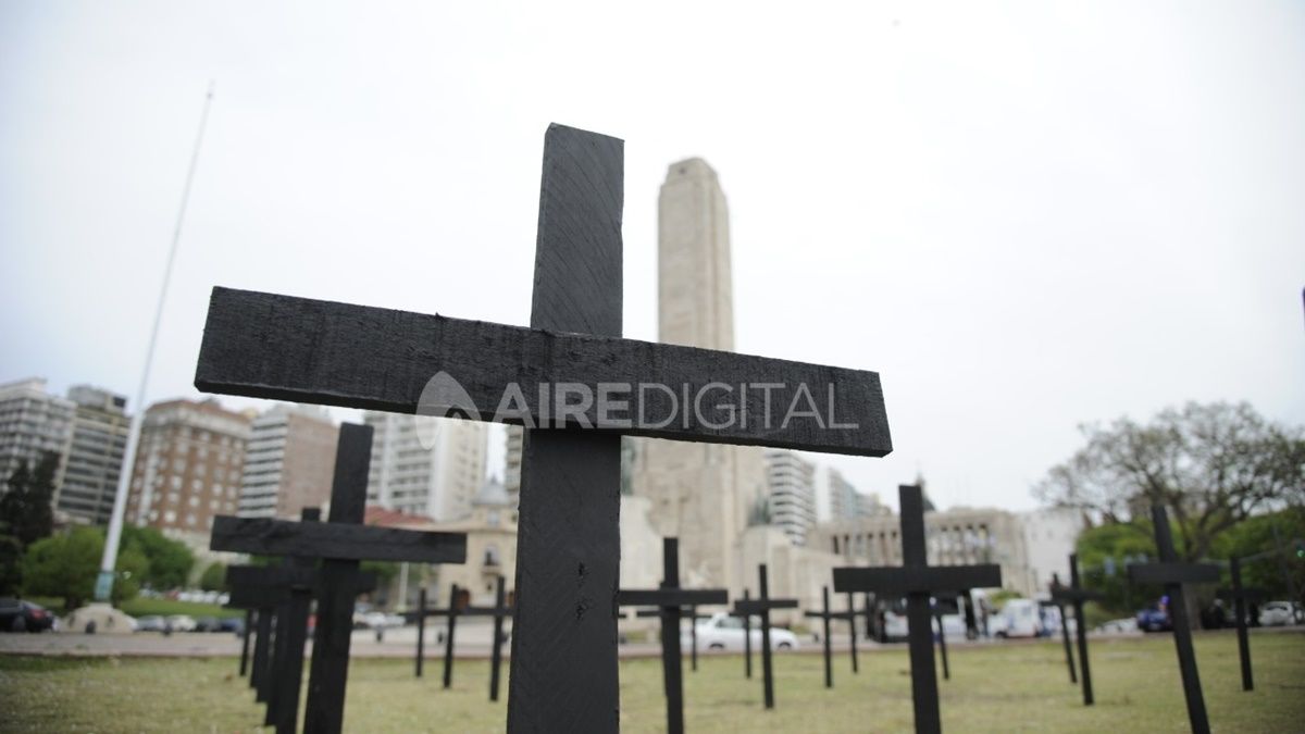Profesionales de la salud de Rosario se manifestaron frente al Monumento a la Bandera para reclamar restricciones intermitentes que ayuden a contener el avance del coronavirus.