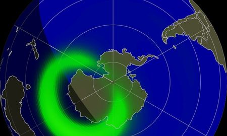 Gran cantidad de luces producidas por las auroras se están dejado ver en los polos del planeta, incluso en latitudes medias. Este miércoles y jueves a la noche se esperan más. Gran cantidad de luces producidas por las auroras se están dejado ver en los polos del planeta, incluso en latitudes medias. Este miércoles y jueves a la noche se esperan más.
