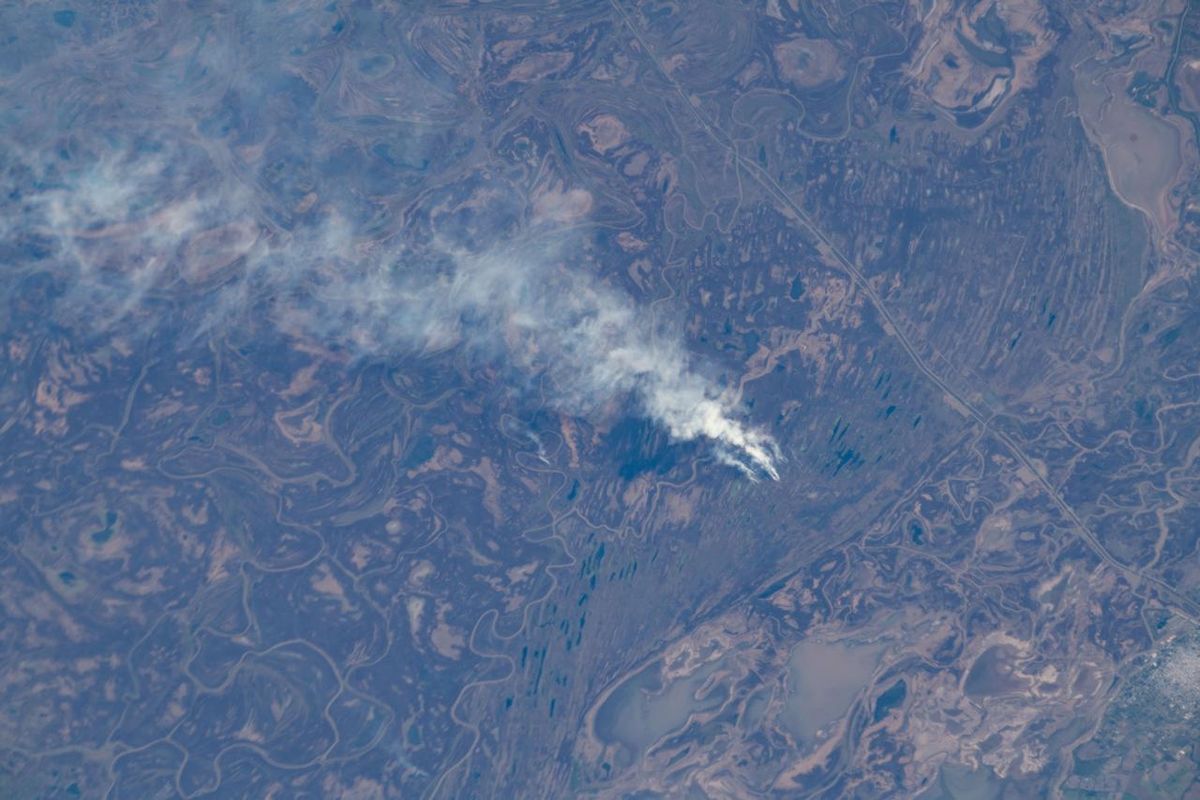 Victoria, Argentina (abajo a la derecha), fotografiada desde la Estación Espacial Internacional, está ubicada en el borde oriental de la llanura aluvial del río Paraná. Un humo como este es típico de Argentina y proviene de incendios naturales o provocados por el hombre.