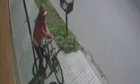 Así se robó una bicicleta, un ladrón encapuchado. Video Así se robó una bicicleta, un ladrón encapuchado. Video