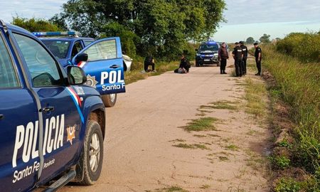 La persecución culminó tras el vuelco del vehículo que los delincuentes habían robado. La persecución culminó tras el vuelco del vehículo que los delincuentes habían robado.