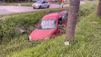 Perdió el control y cayó con su camioneta al zanjón de Aristóbulo del Valle