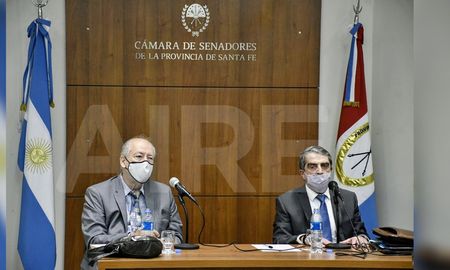 Más allá de que en la conferencia no se dieron a conocer pruebas contundentes sobre las versiones de Traferri, el senador y su abogado, Vázquez, protagonizaron algunos contrapuntos con determinados periodistas. Más allá de que en la conferencia no se dieron a conocer pruebas contundentes sobre las versiones de Traferri, el senador y su abogado, Vázquez, protagonizaron algunos contrapuntos con determinados periodistas.