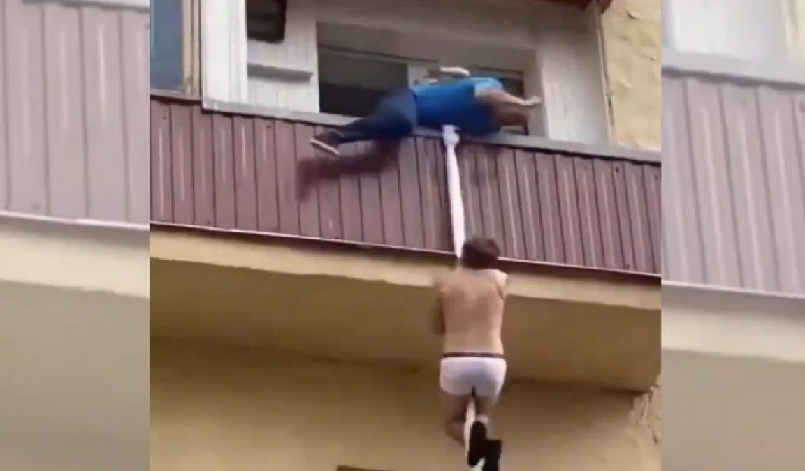 Bajó por el balcón para huir del marido de su amante y una vecina lo agarró a escobazos creyendo que era un ladrón