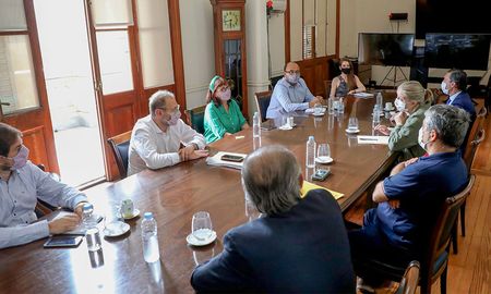 El ministro de Gestión Pública de la provincia, Marcos Corach, mantuvo este martes, en la Casa de Gobierno en Santa Fe un encuentro de trabajo con la presidenta del Correo Argentino SA, Vanesa Piesciorovski, con el objetivo de avanzar en los detalles de la logística de distribución de vacunas contra Covid 19 en todo el territorio santafesino. El ministro de Gestión Pública de la provincia, Marcos Corach, mantuvo este martes, en la Casa de Gobierno en Santa Fe un encuentro de trabajo con la presidenta del Correo Argentino SA, Vanesa Piesciorovski, con el objetivo de avanzar en los detalles de la logística de distribución de vacunas contra Covid 19 en todo el territorio santafesino.