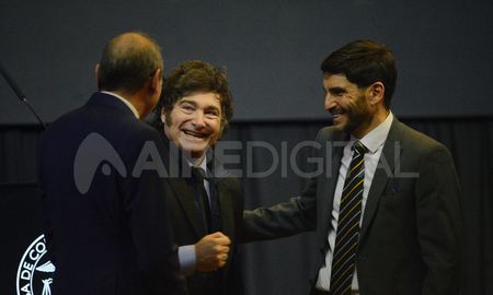 El gobernador de la provincia de Santa Fe, Maximiliano Pullaro, celebró este jueves el anuncio realizado por el gobierno nacional respecto a la baja de las retenciones al campo. El gobernador de la provincia de Santa Fe, Maximiliano Pullaro, celebró este jueves el anuncio realizado por el gobierno nacional respecto a la baja de las retenciones al campo.