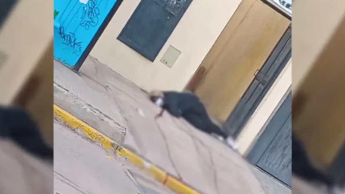 El cuerpo estuvo tendido durante 10 horas afuera del gimnasio. Policía Bonaerense. El cuerpo estuvo tendido durante 10 horas afuera del gimnasio. Policía Bonaerense.