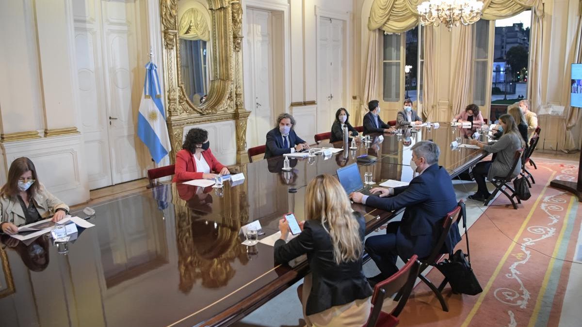 Los funcionarios participaron d ela reunión de manera presencial y los expertos de forma virtual.