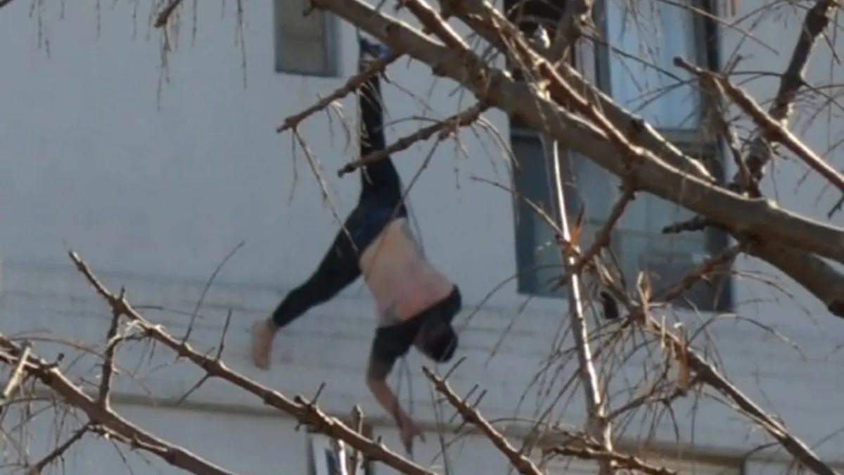 El hombre intentó suicidarse, pero quedo colgando de un cable