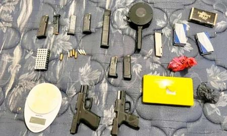 Durante los allanamientos en Rosario, la policía secuestró más de un kilo de cocaína, además de armas, municiones y una balanza de precisión. Durante los allanamientos en Rosario, la policía secuestró más de un kilo de cocaína, además de armas, municiones y una balanza de precisión.