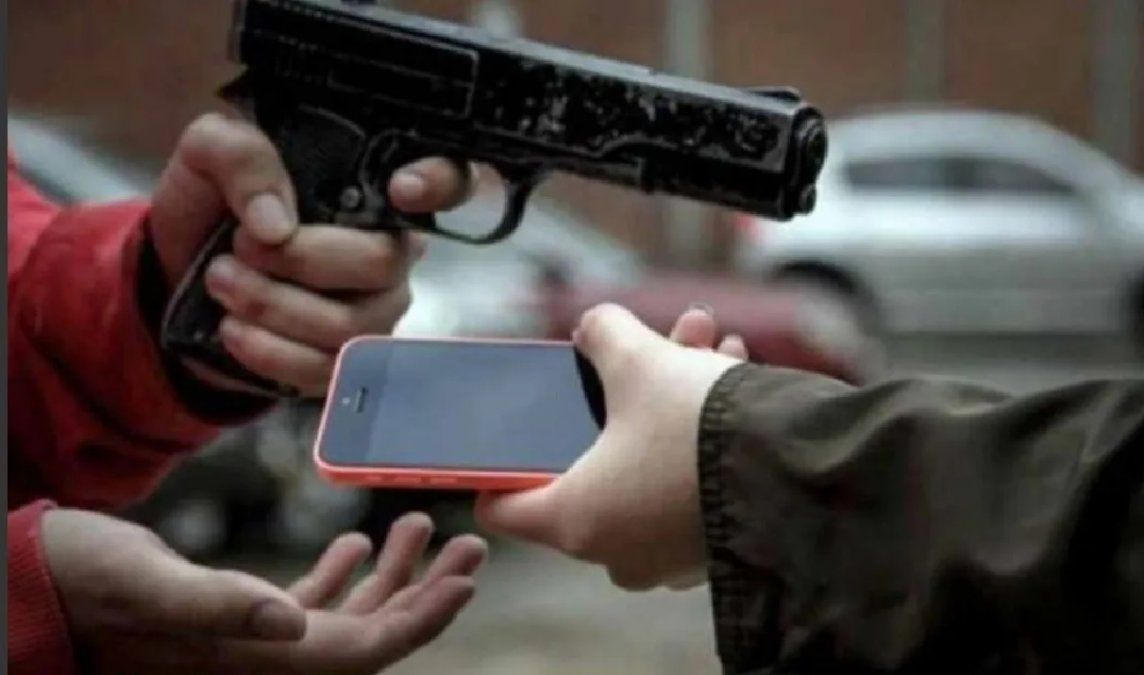 Motochorro le robó el celular y como era un modelo viejo le disparó en un pie