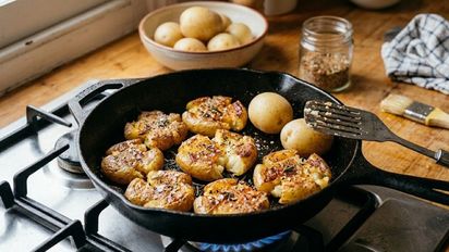 Adiós al horno: cómo hacer unas papas aplastadas crocantes