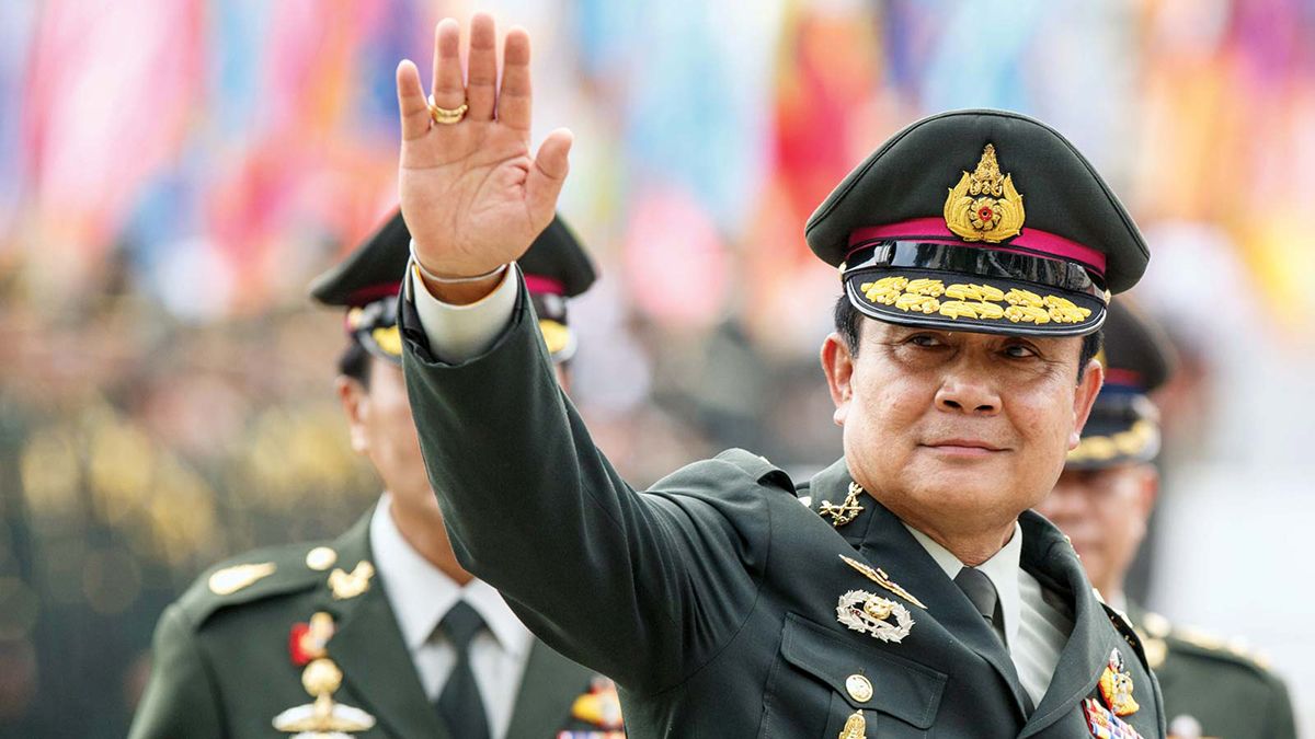 El primer ministro Prayuth Chan-ocha fue uno de los primeros en ser multados este lunes al entrar en vigor la medida del uso obligatorio de tapabocas en Tailandia.