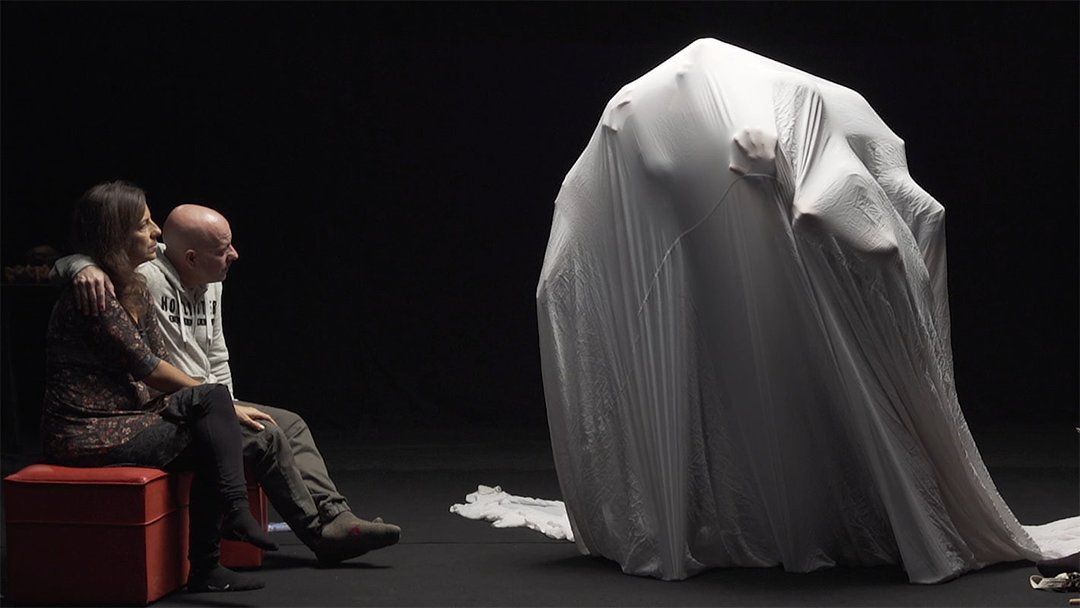 Javier y María Elena vieron a su hermano partiendo a la guerra sin saber si volvería en algún momento. El documental desnuda los sentimientos de los que se quedaron y nunca pudieron poner en palabras lo que sentían.