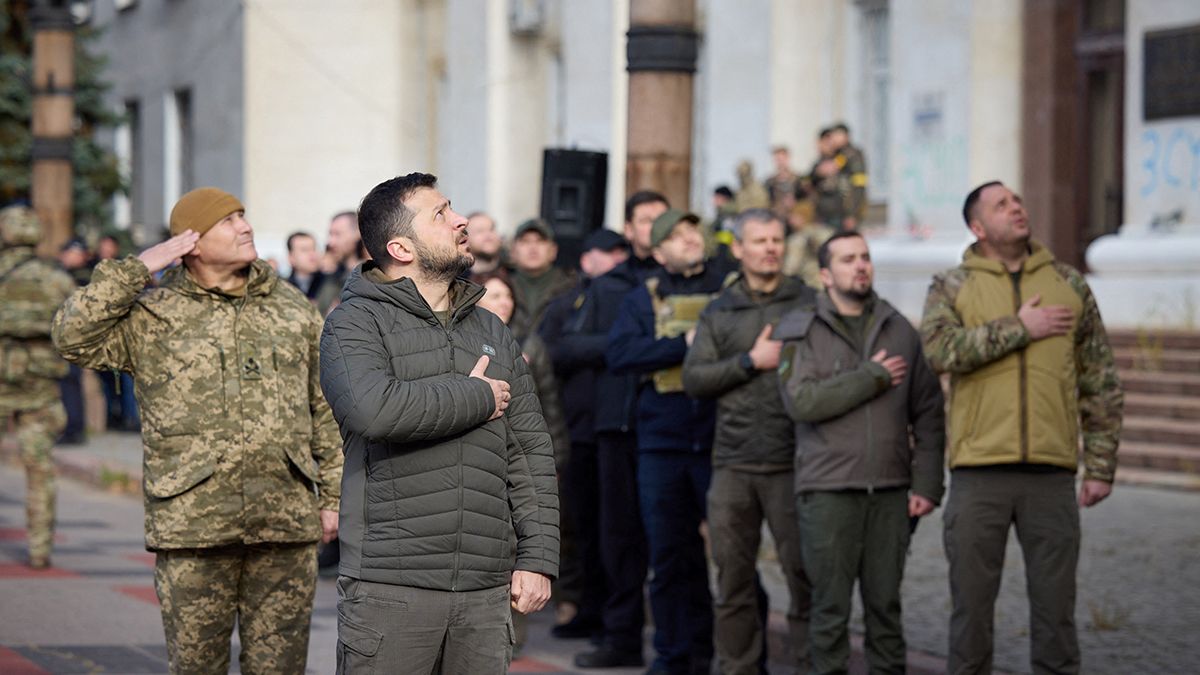 Zelenski visitó Jersón tras la recuperación ucraniana.