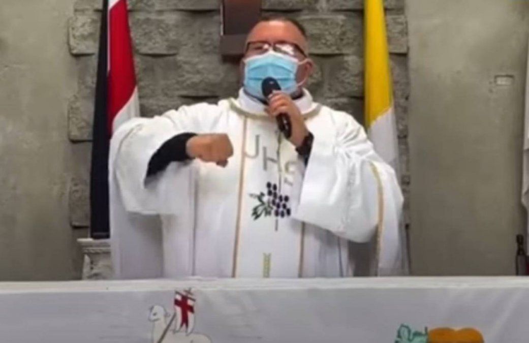 &nbsp;El cura que canta contra el coronavirus en misa con la música de Sopa de caracol: Si te descuidas te hago el funeral