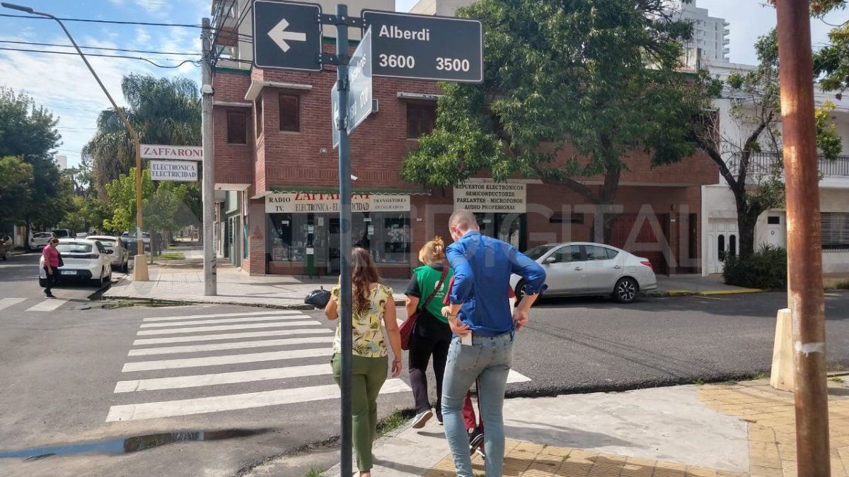 El secretario de Ambiente y Cambio Climático de la Municipalidad de Santa Fe, Franco Ponce de León, y la directora del Imusa, Analía Montiel, acompañaron a los veterinarios que recorren barrio Candioti como parte del operativo de bloque ante el caso positivo de rabia en un murciélago.