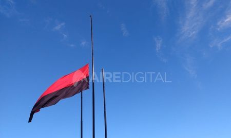 La bandera de Colón permanece a media asta en señal de duelo. La bandera de Colón permanece a media asta en señal de duelo.