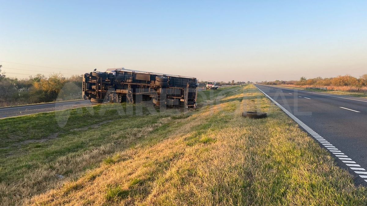 La cabina del camión obstruye parte de la calzada. Aguardan el trasbordo de la mercadería para la posterior remoción del vehículo.