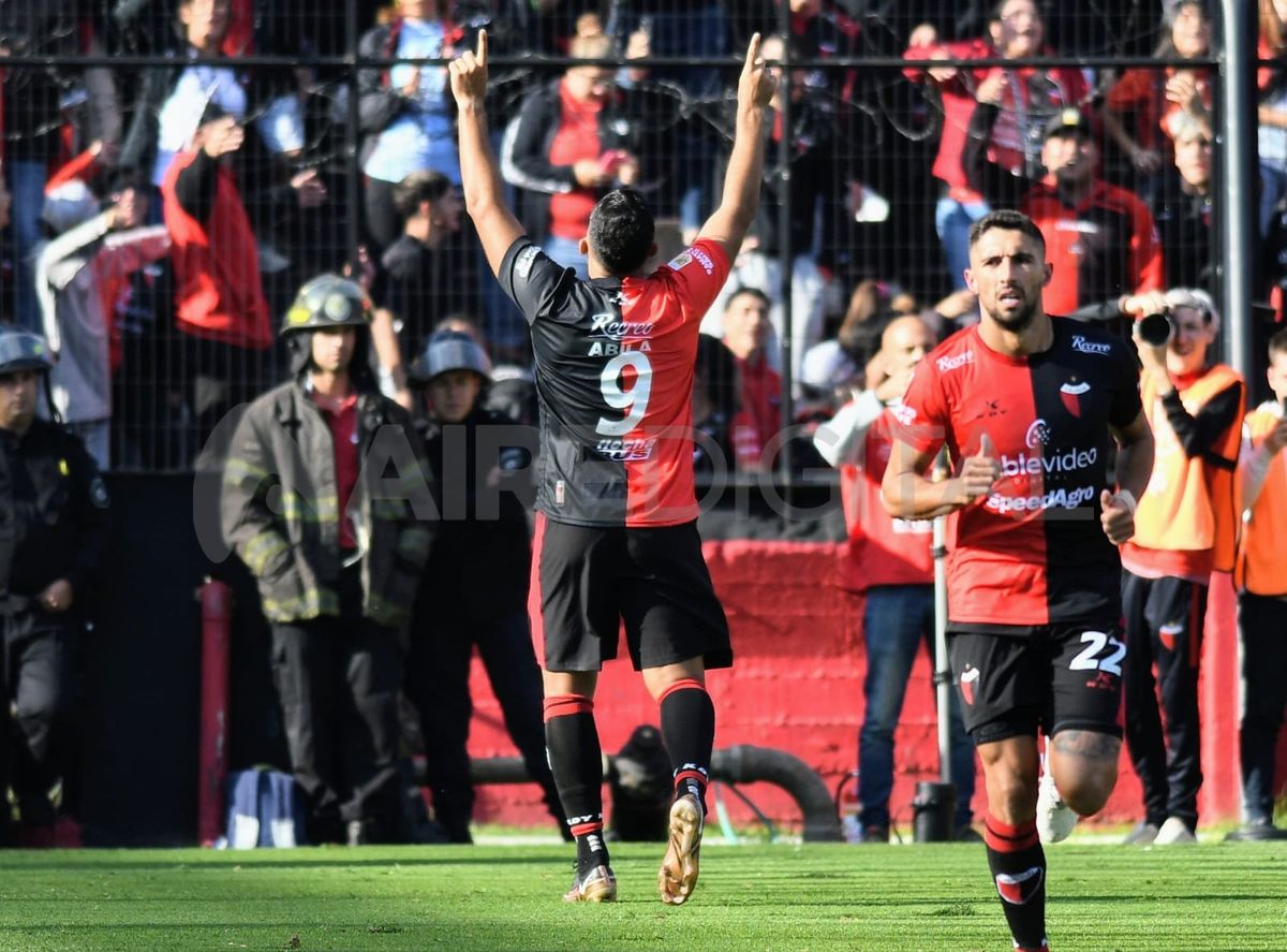 Ramón Ábila adelantó a Colón sobre Talleres de Córdoba a los dos minutos de partido.