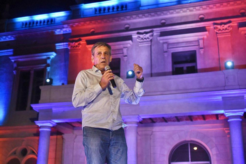 El intendente Emilio Jatón encabezó esta noche la inauguración de las obras de reconstrucción de la Estación Mitre.