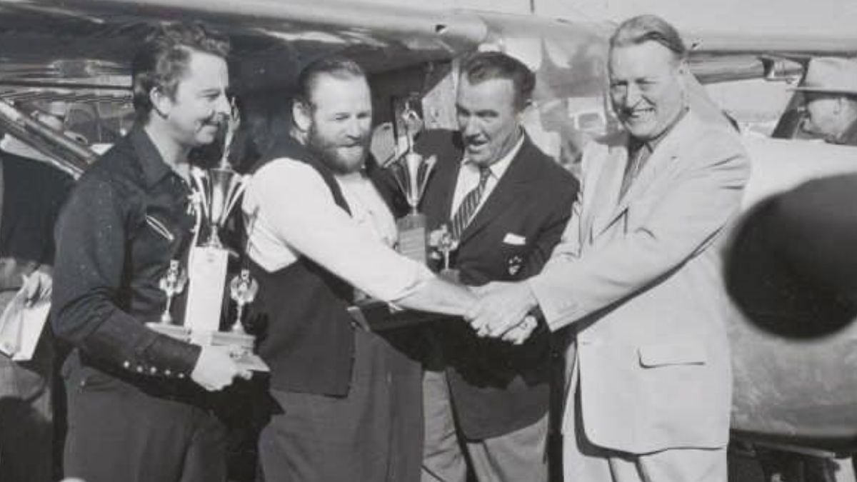 De izquierda a derecha, el copiloto John Cook; el piloto Bob Timm; el comentarista radial y actor Preston Foster, y el dueño del Hacienda Hotel & Casino, Doc Bayley. De izquierda a derecha, el copiloto John Cook; el piloto Bob Timm; el comentarista radial y actor Preston Foster, y el dueño del Hacienda Hotel & Casino, Doc Bayley.
