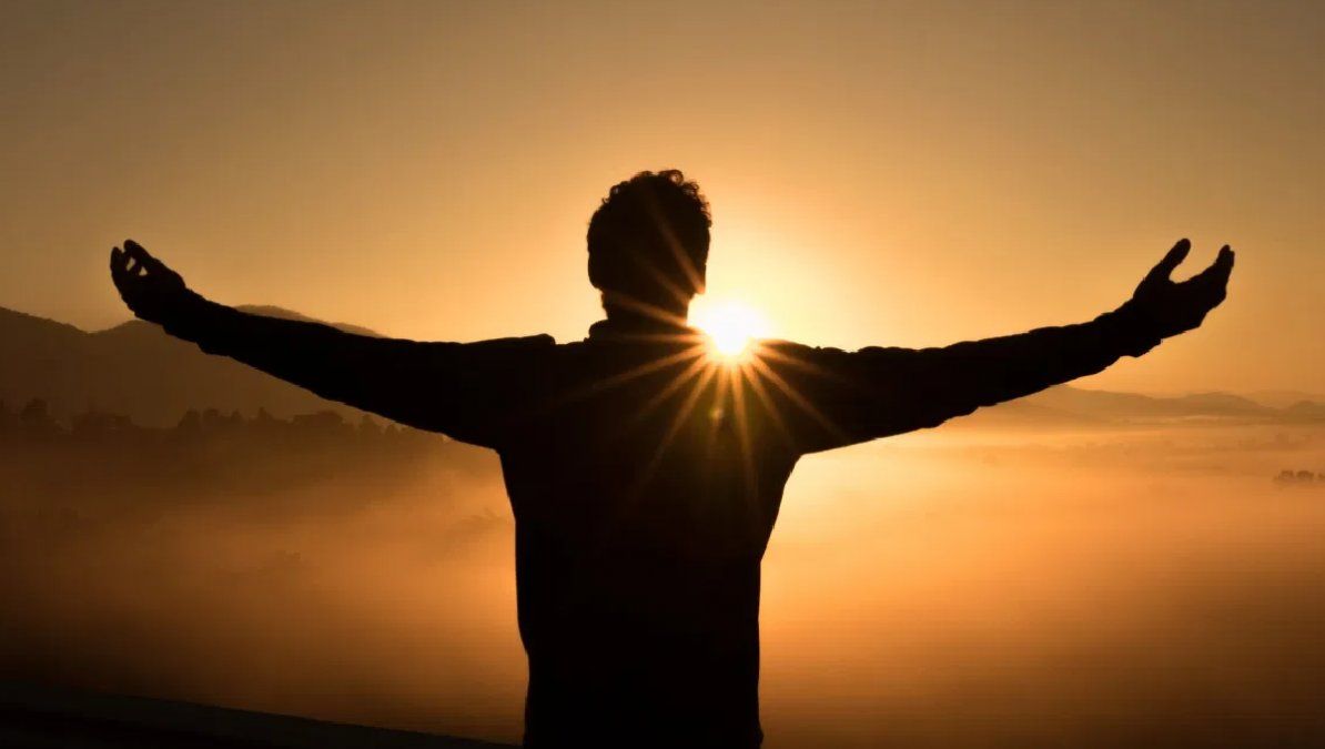 Ante estas situaciones de negatividad que nos transmiten otras personas, debemos aprender a rodearnos de personas que nos transmitan equilibrio y felicidad. 