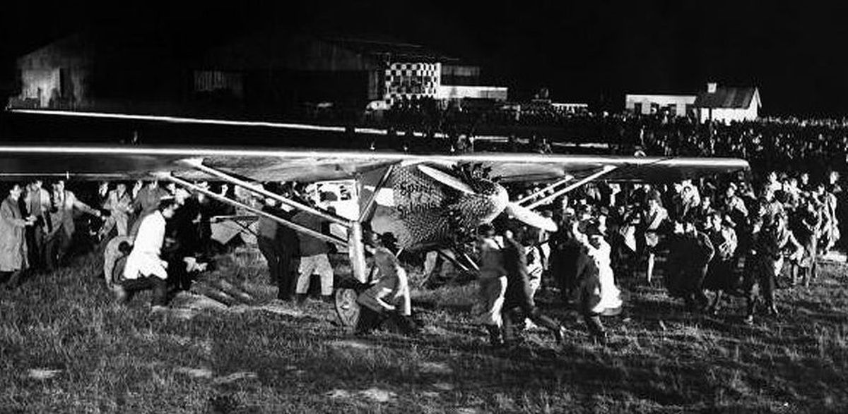 Lindbergh fue recibido por una multitud de casi 150.000 personas, llevado en andas y ovacionado varias veces. Dos aviadores locales pudieron trasladarlo hacia un alojamiento y, la Fuerza Aérea francesa, remolcó al avión hacia un hangar cercano. Finalmente se acostó alrededor de las 4.15 del domingo 22 de mayo y, en total, pasó 63 horas despierto. Lindbergh fue recibido por una multitud de casi 150.000 personas, llevado en andas y ovacionado varias veces. Dos aviadores locales pudieron trasladarlo hacia un alojamiento y, la Fuerza Aérea francesa, remolcó al avión hacia un hangar cercano. Finalmente se acostó alrededor de las 4.15 del domingo 22 de mayo y, en total, pasó 63 horas despierto.