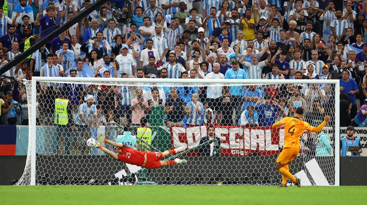 Emiliano Dibu Martínez le contuvo los penales a Virgil Van Dijk y Steven Berghuis en la definición de cuartos de final entre Argentina y Países Bajos.