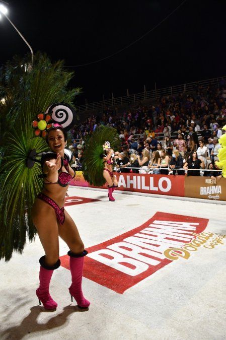 El Corsódromo vuelve a llenarse de color en el inicio del Carnaval del País 2026.