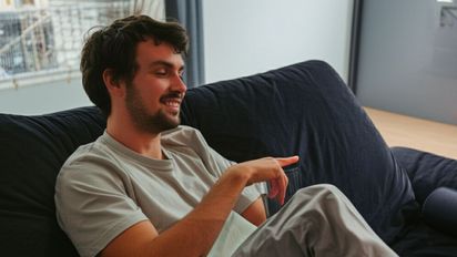 Qué significa preferir quedarte en casa antes de salir a bailar, según la psicología