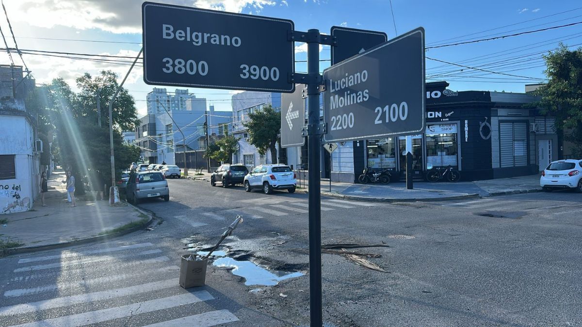 Así habían señalizado los vecinos el peligroso bache en esa esquina de barrio Candioti Norte.