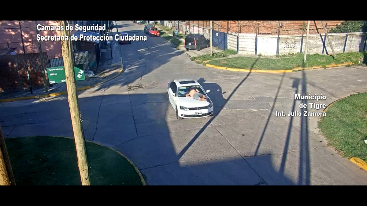 Atropelló y escapó con la víctima colgada en el capot del auto. Atropelló y escapó con la víctima colgada en el capot del auto.