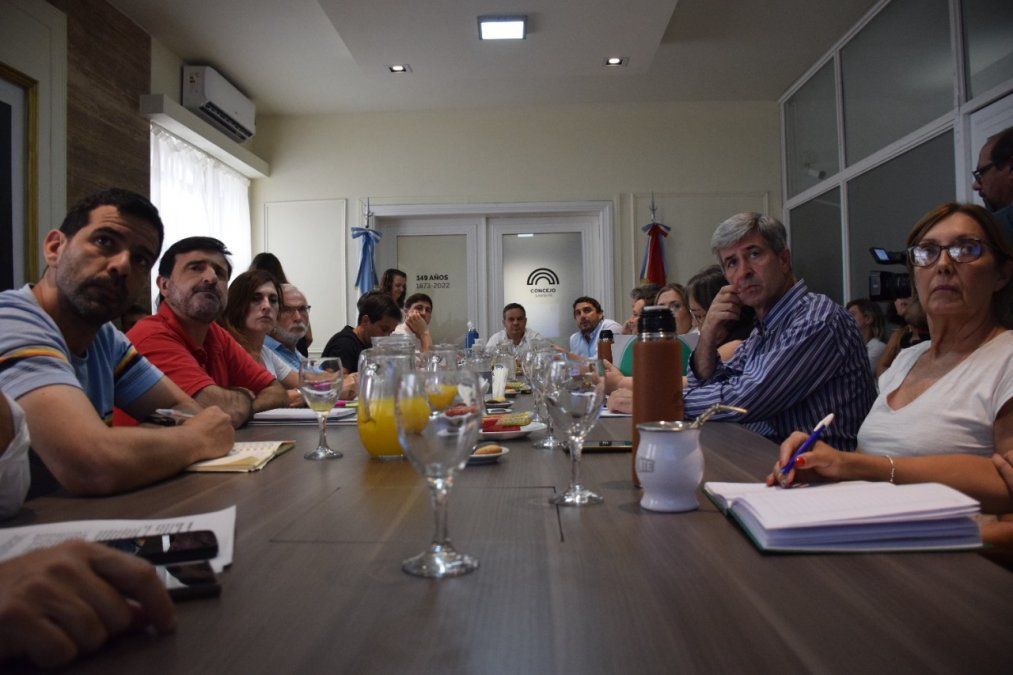 Este lunes, el secretario de Producción y Desarrollo Económico Municipal, Matías Schmüth, presentó en el Concejo la nueva ordenanza de habilitación de locales.