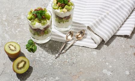 Yogur con granola y frutas: desayuno saludable, rápido y nutritivo. Yogur con granola y frutas: desayuno saludable, rápido y nutritivo.